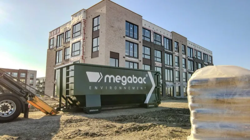 Conteneur Megabac de 40 verges cube en attente de rotation sur un chantier de construction