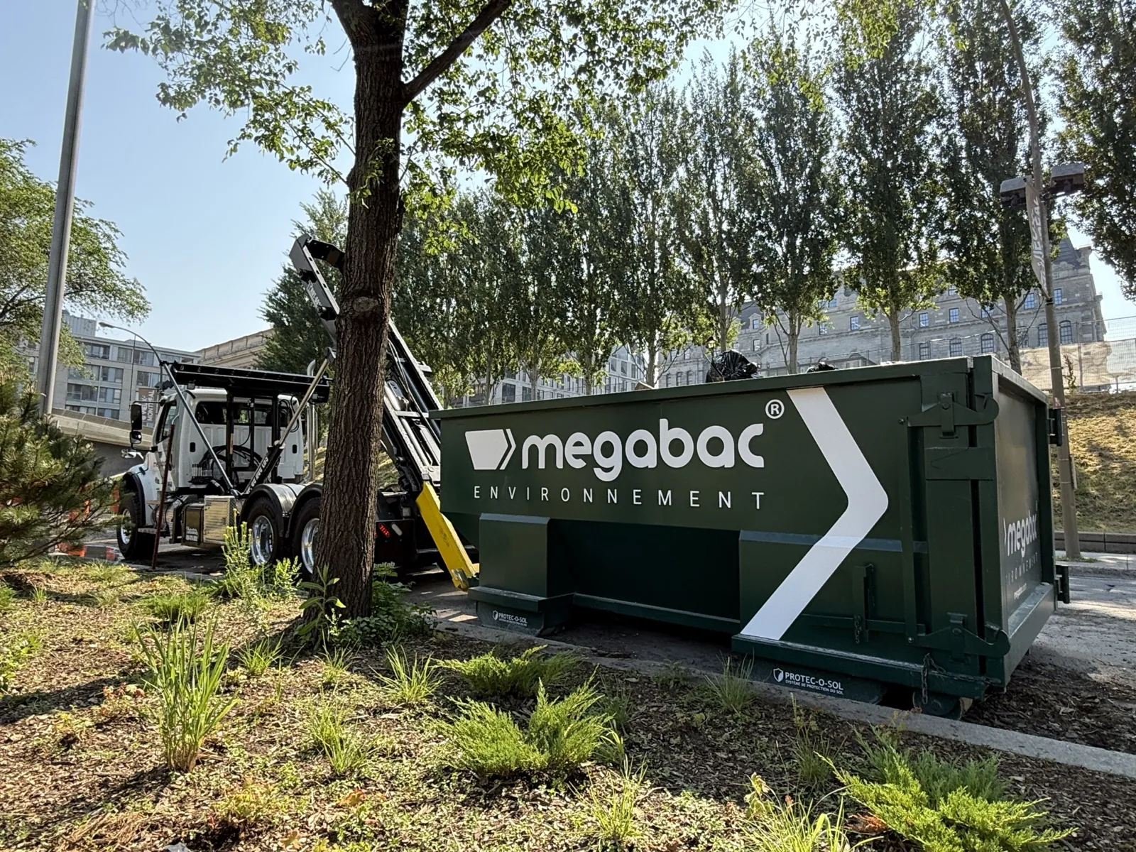 Conteneur de 20 verges cube Megabac livré sur un chantier de Montréal