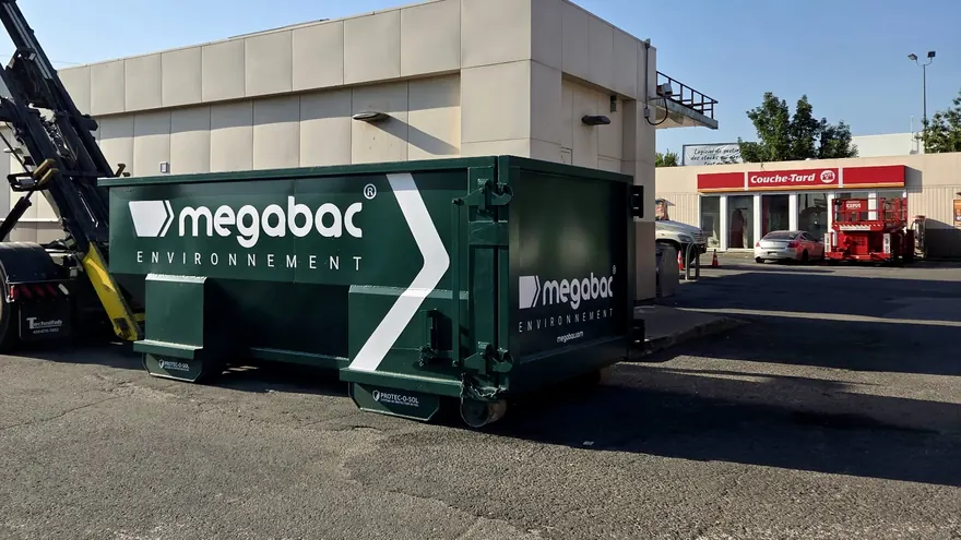 Conteneur Megabac livré dans le stationnement d’un commerce