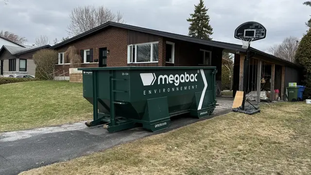 Conteneur Megabac devant une maison résidentielle
